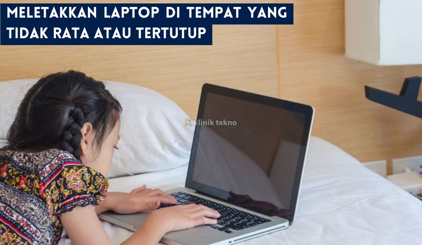 Meletakkan Laptop di Tempat yang Tidak Rata atau Tertutup